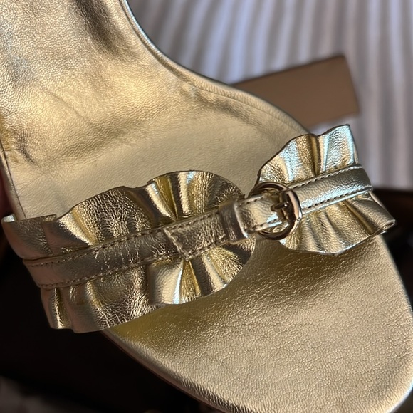 Gucci Gold Ruffled Leather Ankle Strap Sandals. Size 9B - Picture 6 of 7
